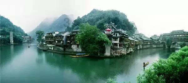 救援矮小的女孩